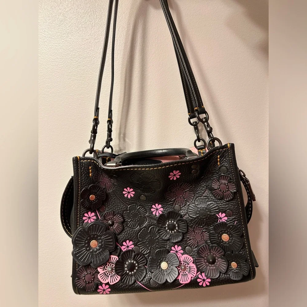 COACH 1941 Rogue 25 with Tea Rose Applique Black Pink Pebble Leather 87065